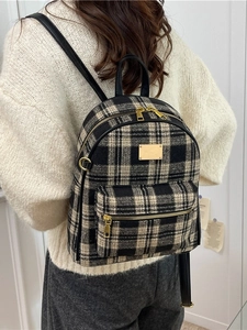 Mini sac à dos classique en tweed noir et blanc avec matériel doré et cuir chic
