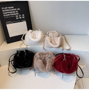 Collection de sacs seaux en peluche avec cordon en blanc beige noir marron et rouge