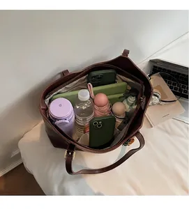 Vista macro degli interni spaziosi della borsa tote marrone scuro con scomparti organizzati