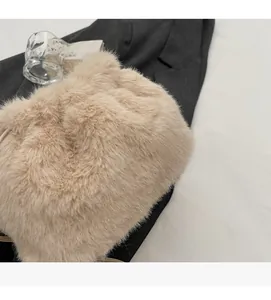 Détail d'un sac à bandoulière en fausse fourrure beige avec texture pelucheuse douce