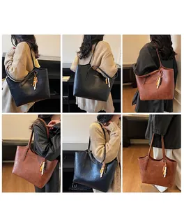 Viste dettagliate della borsa tote vintage nera e marrone con portachiavi di perline