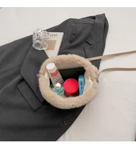 Intérieur spacieux du sac seau en peluche beige montrant le rangement quotidien