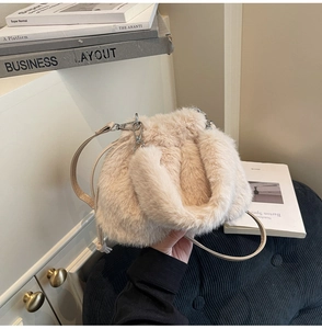 Détail du sac à main en peluche beige doux avec fermeture à cordon et bandoulière