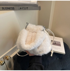 Gros plan sur le sac seau en peluche blanc cassé avec cordon et texture douce