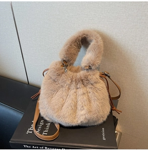 Détail de la texture en fausse fourrure camel sur un sac seau avec cordon de serrage souple