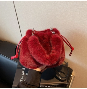 Détail du sac seau bordeaux en fausse fourrure avec cordon et bandoulière en cuir