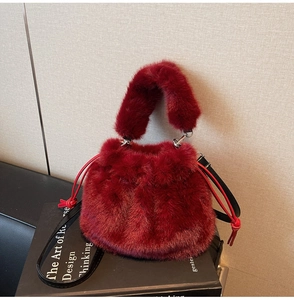Détail d'un sac seau bordeaux en fausse fourrure avec poignée peluche et bandoulière