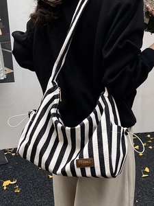 Grand sac bandoulière en toile à rayures noires et blanches avec bretelle large