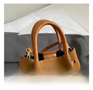 Détail du sac cabas caramel en cuir texturé avec des poignées rondes épaisses