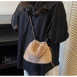 Détail du sac à bandoulière en fausse fourrure beige avec sangle en cuir marron