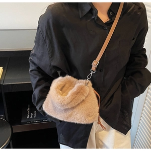 Détail du sac beige en peluche avec fausse fourrure et bandoulière en cuir marron