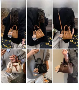 Détails des sacs seau rétro en quatre couleurs avec de mignons pendentifs ours
