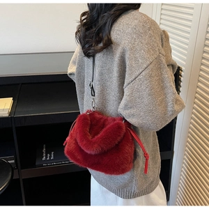 Détail du sac bandoulière rouge en peluche avec cordon et fine lanière en cuir