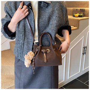 Sac fourre-tout en daim vintage marron avec poignées brillantes et pendentif ours en peluche