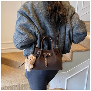 Détails du sac à bandoulière vintage en daim marron foncé avec pendentif ours peluche