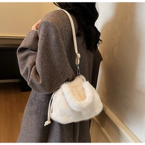 Détail du sac seau en fausse fourrure blanche avec bandoulière en cuir beige
