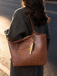 Borsa tote vintage in pelle marrone con ciondolo decorativo per lo stile autunno inverno