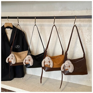 Detailed display of pleated shoulder bags in beige, black, yellow, and brown colors