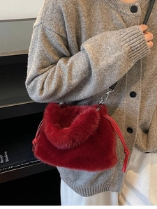 Sac seau chic en peluche rouge avec texture en fausse fourrure et cordon de serrage