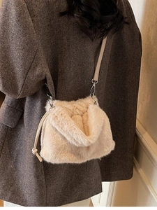 Sac bandoulière en peluche beige avec cordon de serrage et fine sangle en cuir