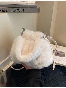Sac seau élégant en fausse fourrure blanche avec cordon de serrage et bandoulière en cuir