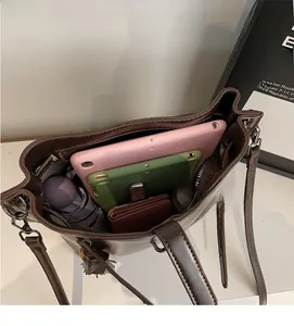 Vue intérieure du sac cabas en cuir marron montrant sa grande capacité de rangement