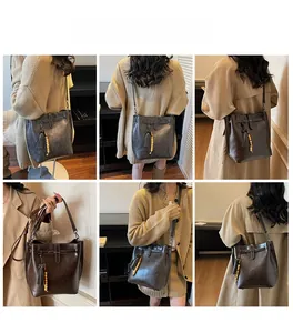 Sac seau rétro avec glands et perles en bois présenté sous divers angles par le modèle