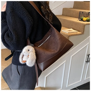 Bolso tote retro marrón oscuro con textura arrugada, patchwork de cuero y colgante de conejo