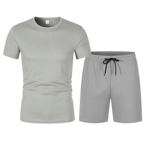 Détail de l'ensemble t-shirt et short en maille gris clair pour homme en tissu respirant
