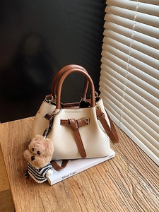 Sac seau rétro crème et marron avec bandoulière réglable et breloque ours en peluche