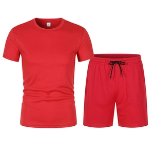 Vue détaillée de l'ensemble de sport rouge pour homme avec t-shirt en mesh et short à cordon