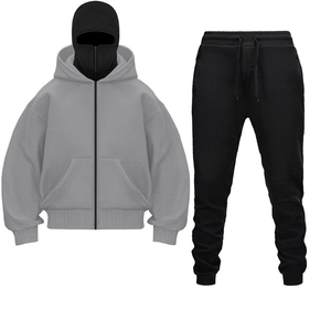 Detalle de sudadera gris con capucha y máscara pasamontañas y pantalón deportivo negro