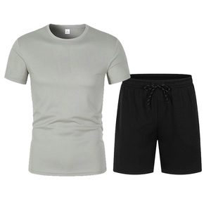 Détail du t-shirt en maille grise avec étiquette taille L et short noir à cordon