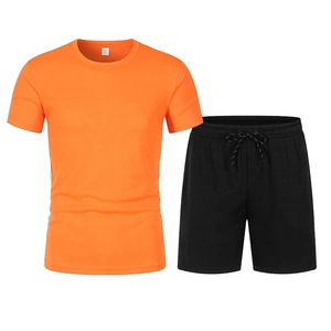 Détail d'un t-shirt en mesh orange et d'un short noir à cordon pour le sport d'été