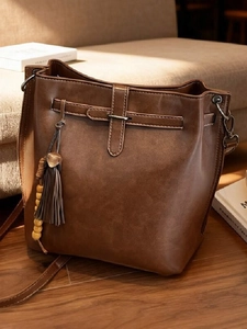 Sac Seau Vintage en Cuir PU pour Femmes Avec Glands Perles en Bois Couleur Unie Sac à Bandoulière Sac à Main de Mode de Haute Qualité