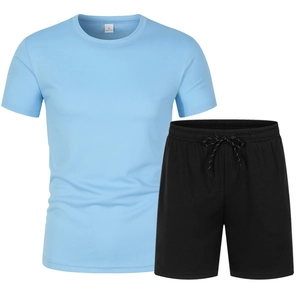 Ensemble de sport d'été homme avec t-shirt en mesh bleu clair et short de sport noir