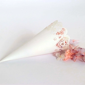 Cône de mariage en papier blanc découpé au laser avec dentelle fleurie et cœurs