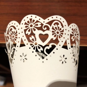 Cône en papier blanc ajouré au laser avec motifs de cœur pour confettis de mariage