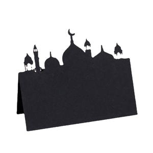 Elegante lasergeschnittene schwarze Ramadan-Tischkarte mit Moschee-Silhouette und Halbmond