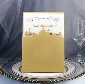 Détail d'une invitation de mariage découpée au laser avec silhouette de mosquée et croissant