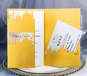 Makro-Detail der goldene Laser-Cut Hochzeitseinladung mit weißen RSVP-Einlegekarten