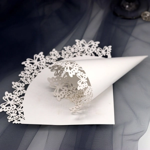 Coni Coriandoli Nuziali a Farfalla Tagliati al Laser Bianchi in Carta di Pizzo Coni di Petali Fai da Te Tubi di Carta Eleganti Decorazioni
