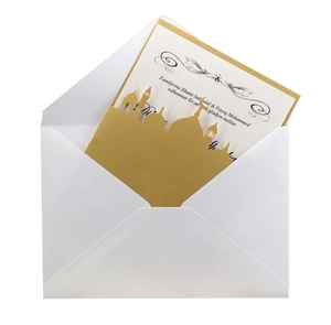 Détails de découpe laser dorée de mosquée sur invitation de mariage islamique