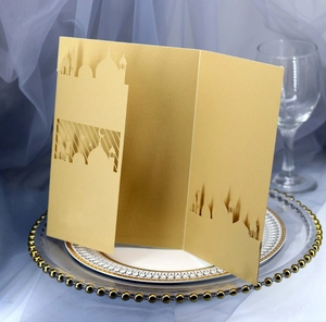 Makroaufnahme einer laserkonfektionierten Gold-Hochzeitskarte mit Palast-Motiv
