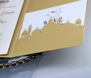 Makro-Detail der lasergeschnittenen Hochzeitseinladung mit RSVP-Karte im Palaststil