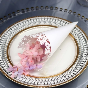 Elegante cono in carta bianca tagliato al laser con petali per coriandoli di matrimonio