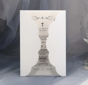 Détail d'invitation de mariage découpée au laser avec motif de croix et dentelle