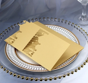 Detail der lasergeschnittenen Mond- und Sternpalast-Silhouette auf Gold-Hochzeitskarte