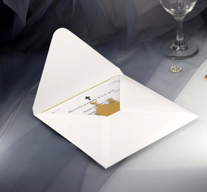 Detail der lasergeschnittenen goldenen Hochzeitskarte mit Umschlag und Luxusdekor