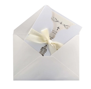 Faire-part de mariage élégant avec bords ondulés, ruban crème et motif de croix sacrée
